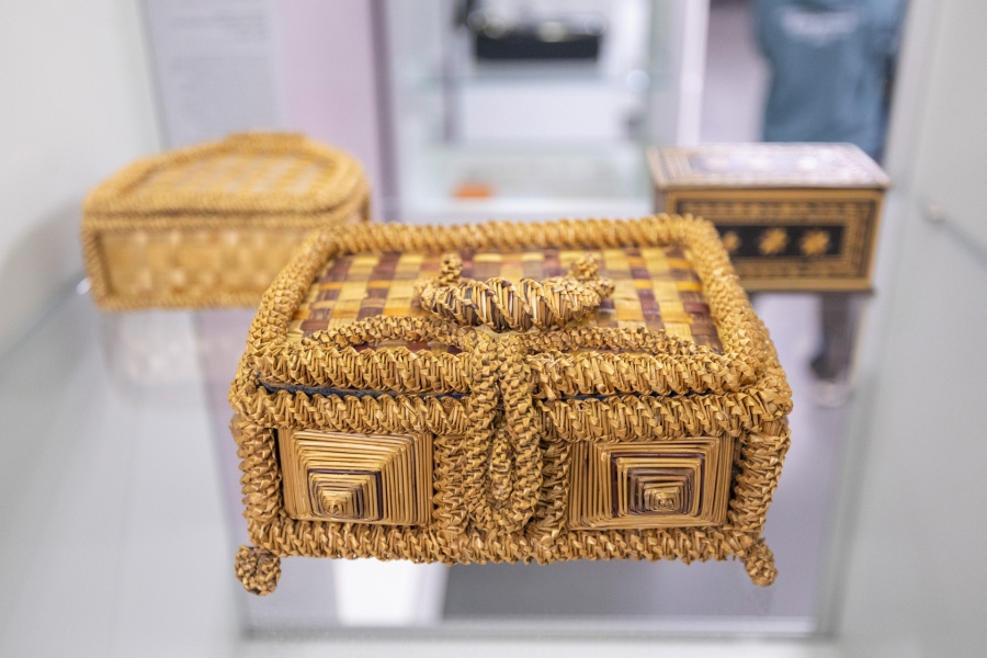 Osteuropäische Zwangsarbeiter fertigten Zierkästen und –körbchen, um sie gegen Lebensmittel oder Kleidungsstücke einzutauschen. ©Kreismuseum Wewelsburg, Oliver Krato